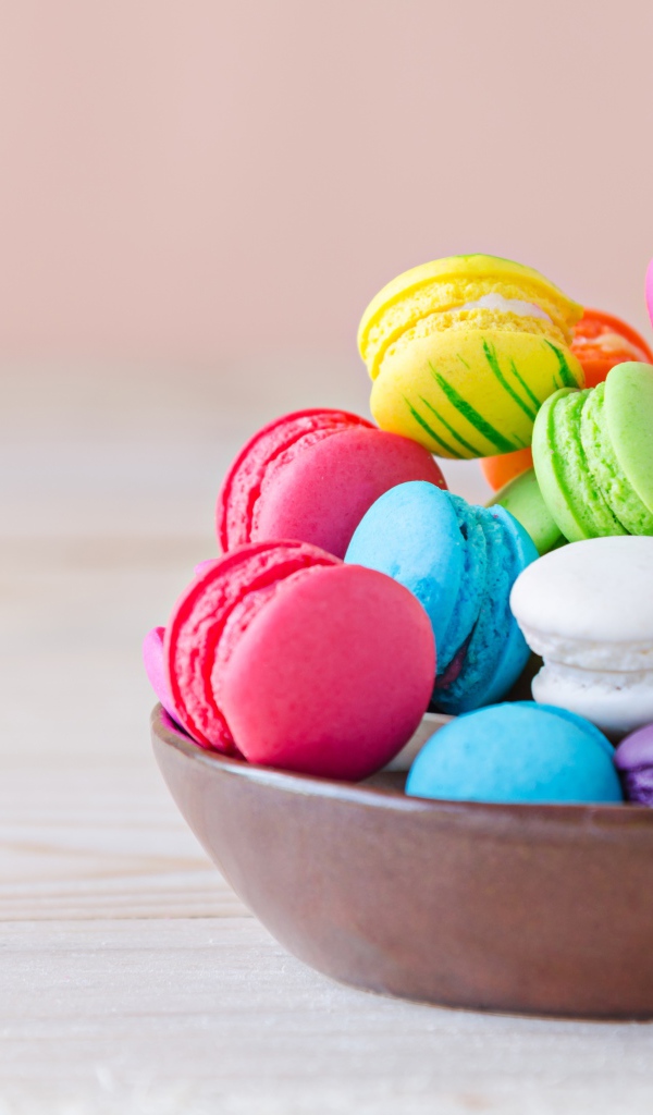 Много разноцветного вкусного десерта макарун на столе