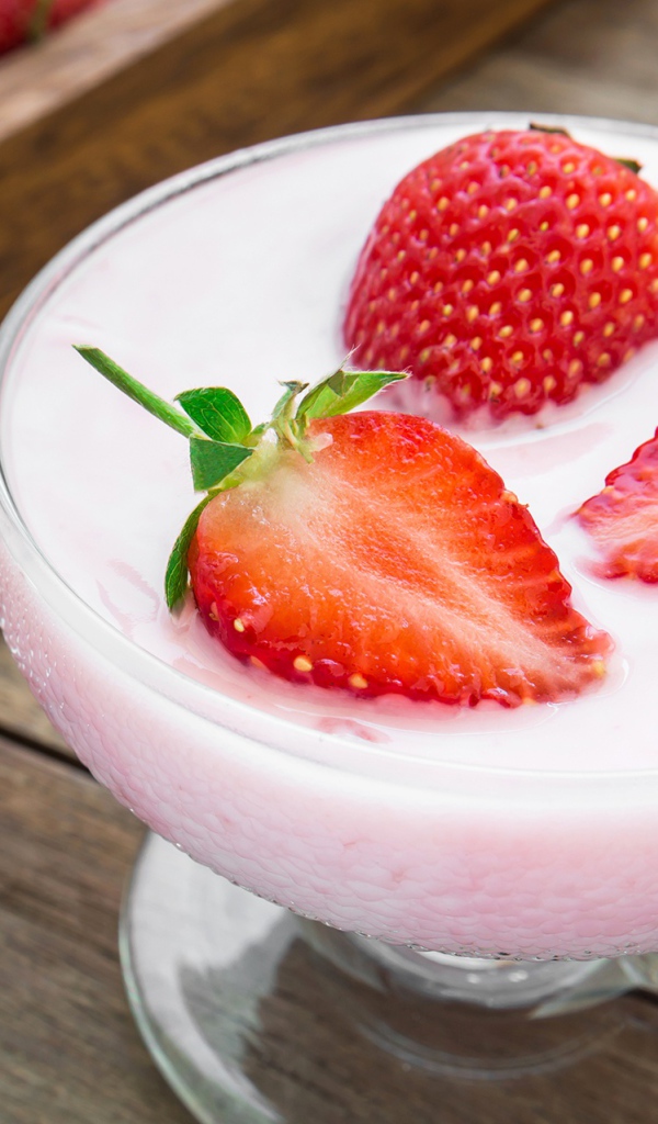 Молочный десерт в креманке с ягодами клубники