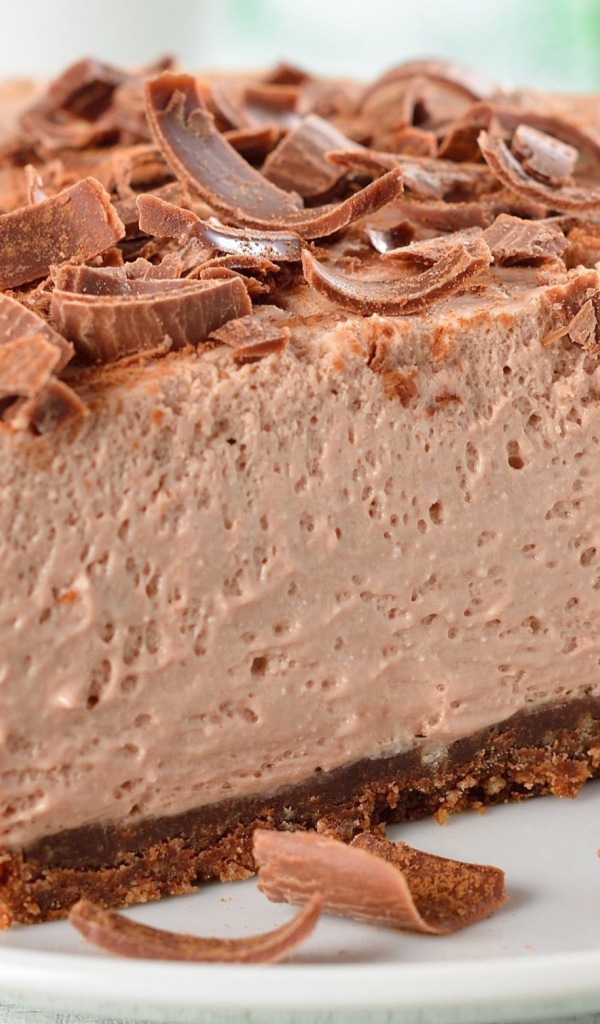 Торт мусс с шоколадной стружкой на тарелке