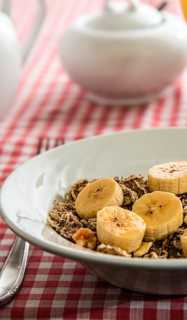 Мюсли с бананом на завтрак на столе