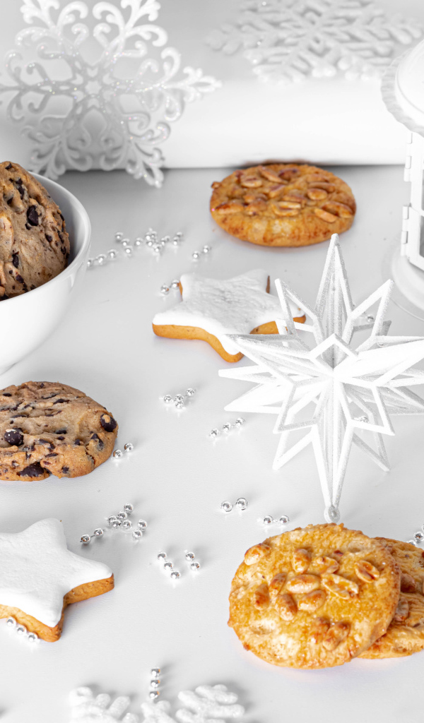 Овсяное печенье на столе с фонарем и бусами