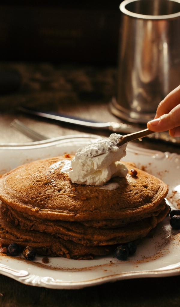 Панкейки со сливками на тарелке 