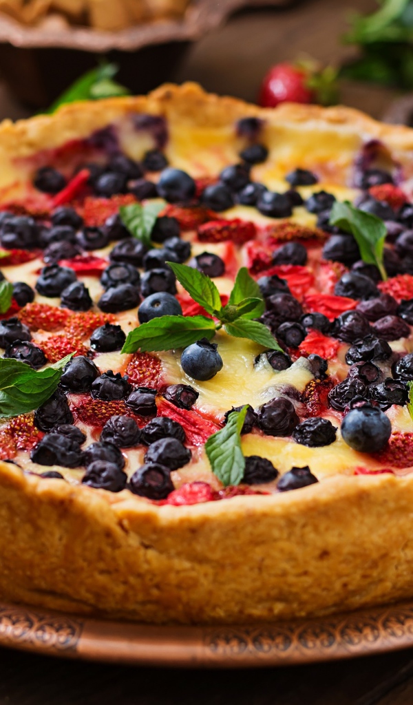 Пирог с творогом и ягодами на столе