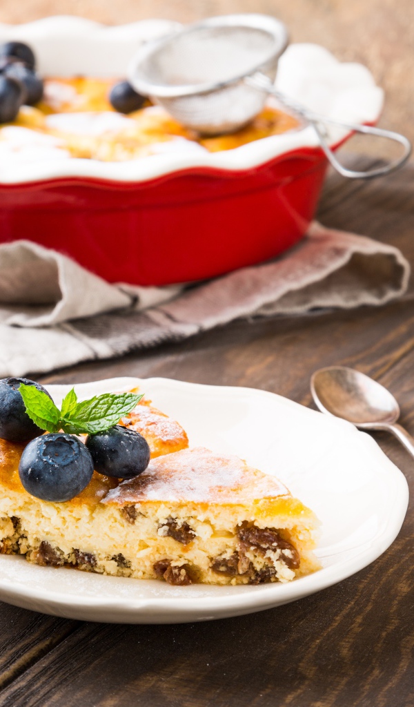 Пирог с изюмом и ягодами черники на столе