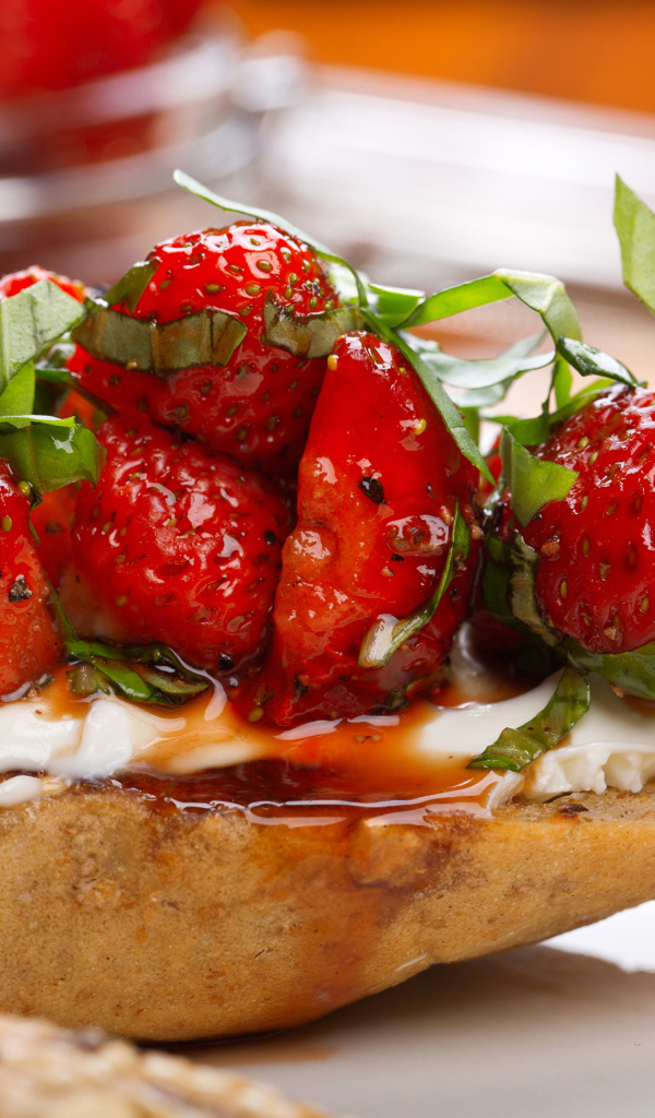 Кусок хлеба с джемом, сыром и клубникой