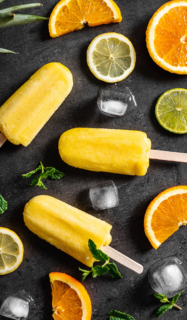 Фруктовое мороженое на сером фоне с цитрусовыми и лимоном 