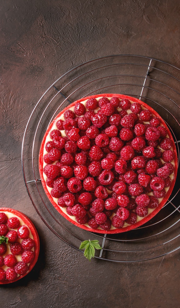 Пирог с малиной и кексы с малиной на столе 