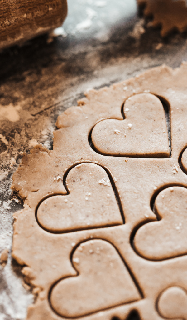 Сырое печенье в форме ангелов и сердечек