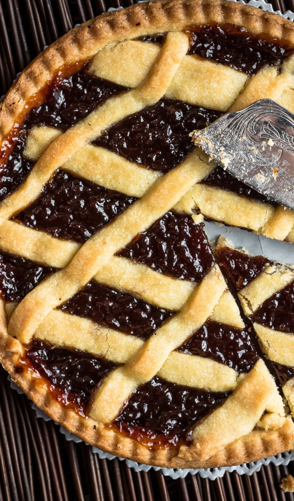 Песочный тарт с вареньем на столе 