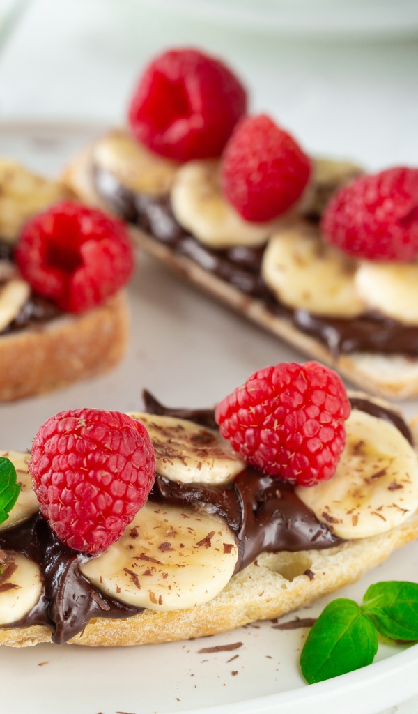 Бутерброды с шоколадом, бананами и малиной 