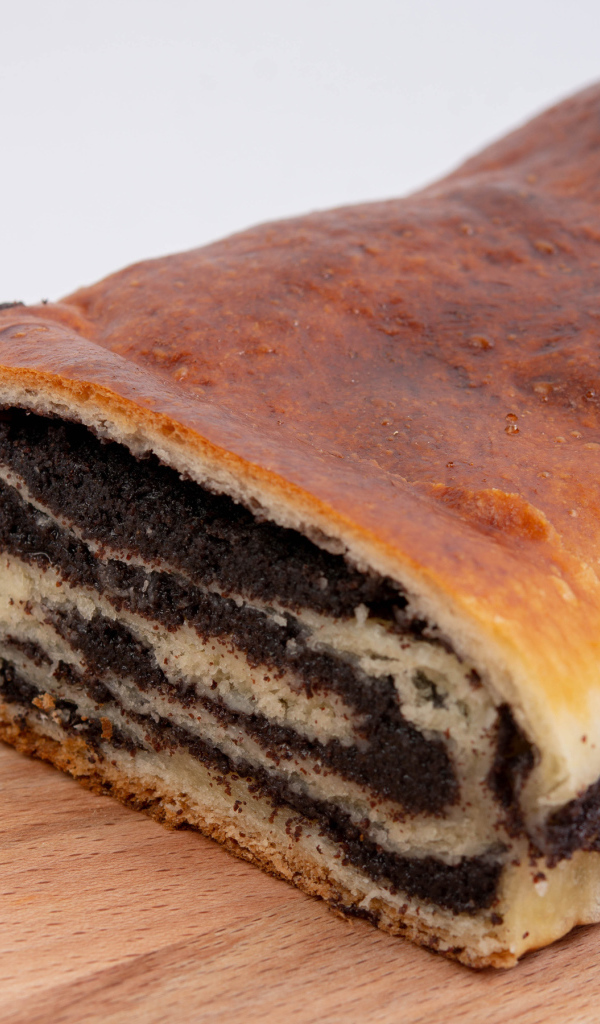 Сладкий кекс с маком на столе