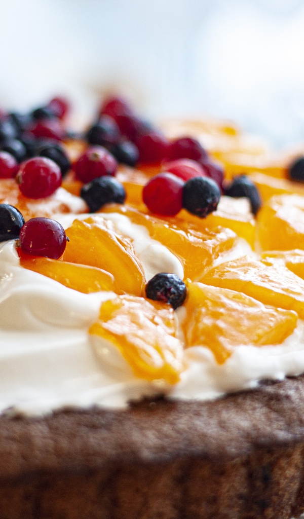 Сладкий пирог с кремом и ягодами 