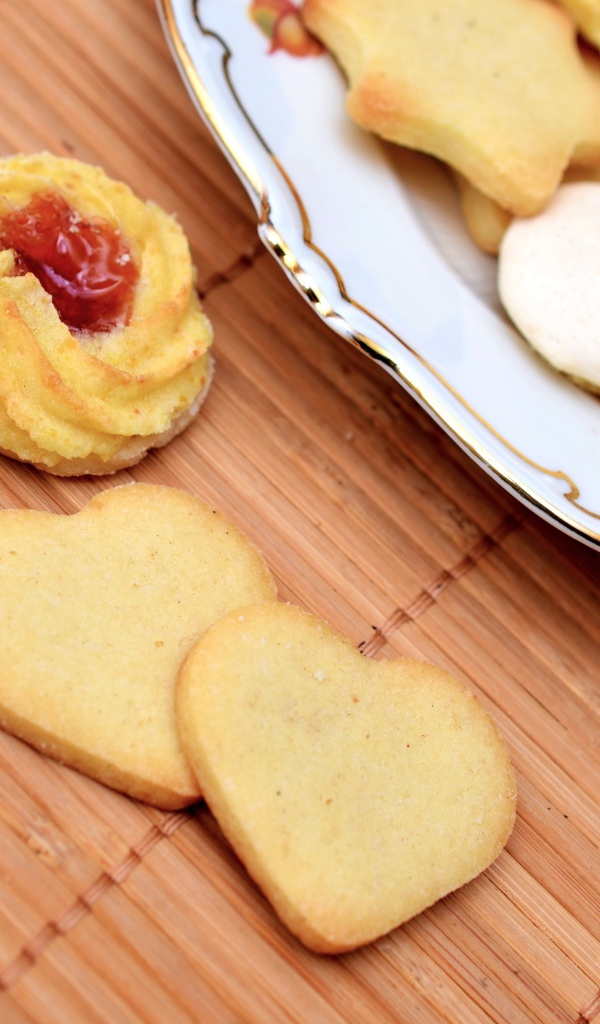 Сладкое песочное печенье лежит на столе