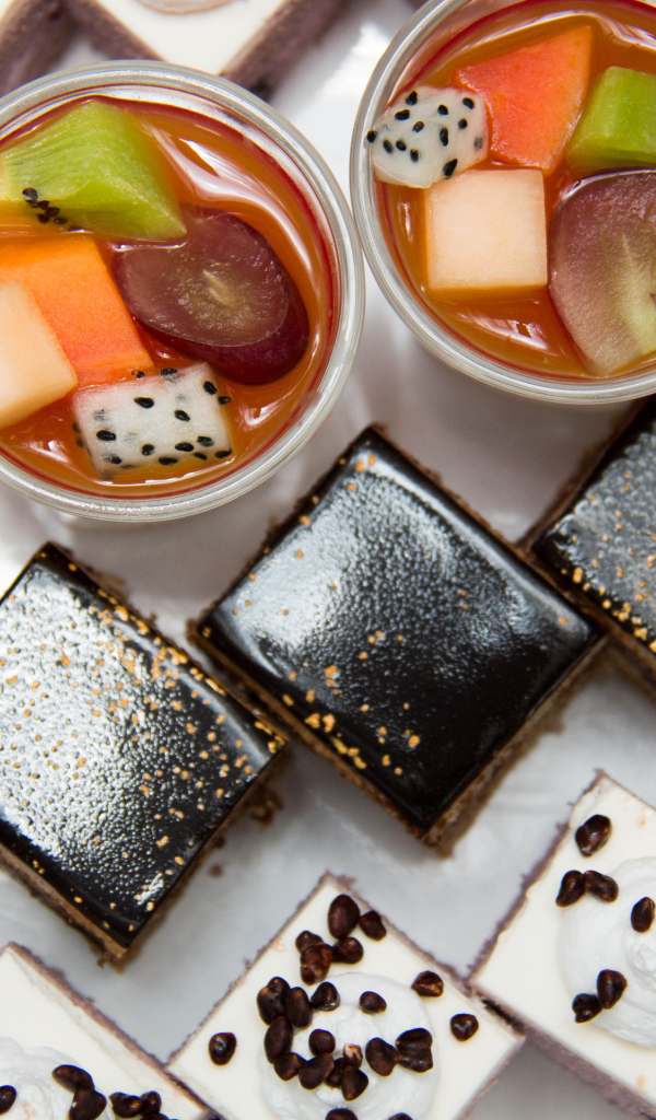 Вкусные пирожные на столе с соком 