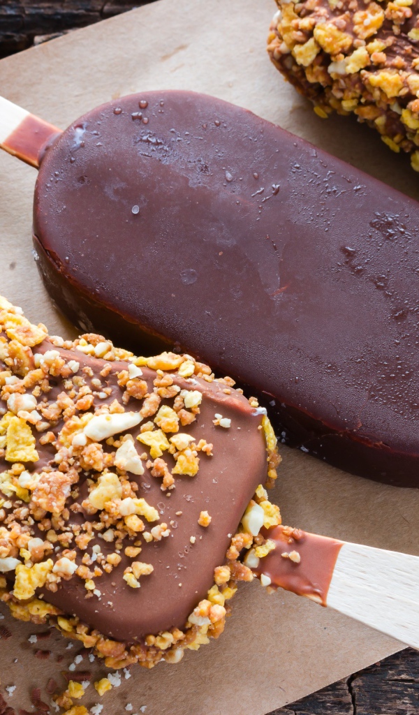 Вкусное холодное мороженое в шоколаде на столе 