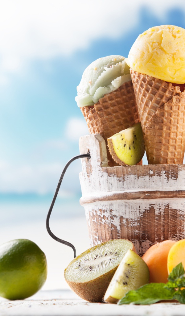 Вкусное холодное мороженое с цитрусовыми на пляже