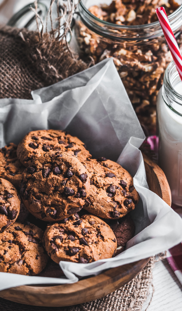 Вкусное печенье с шоколадом на столе с молоком 