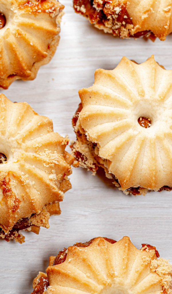 Вкусное печенье со сгущенкой на столе крупным планом