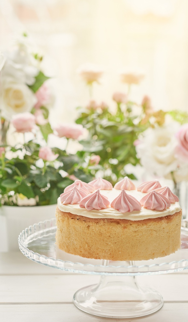 Вкусный пирог на столе с букетом тюльпанов 