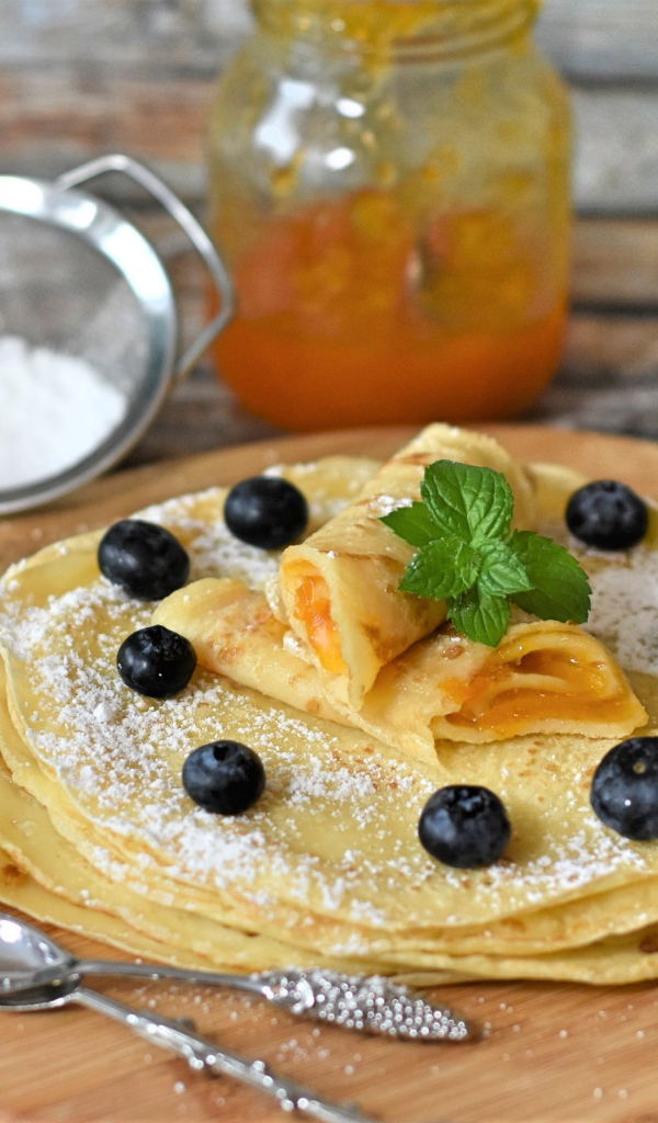Тонкие блины с абрикосовым джемом, мятой и ягодами черники 