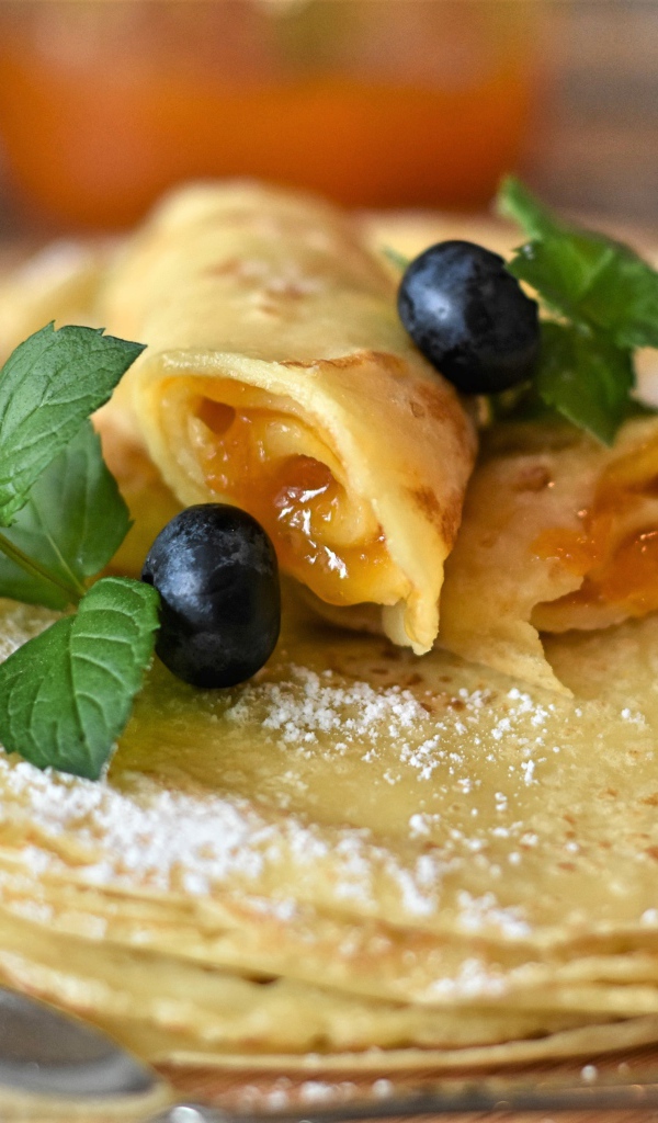 Тонкие блины с джемом и ягодами черники 