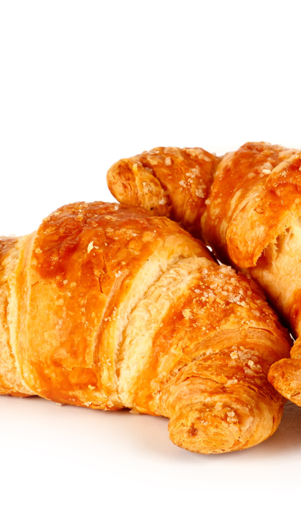 Два свежих круассана на белом фоне