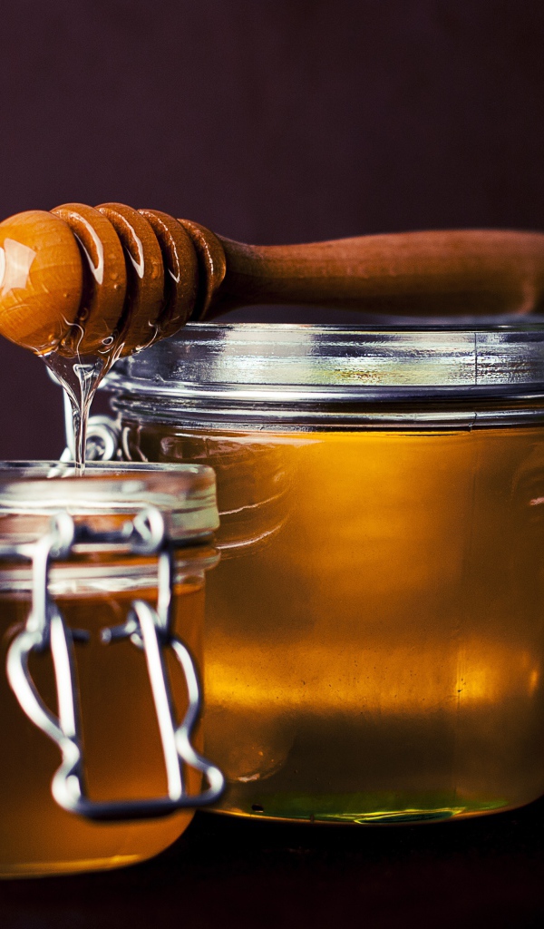 Две стеклянные банки с медом 