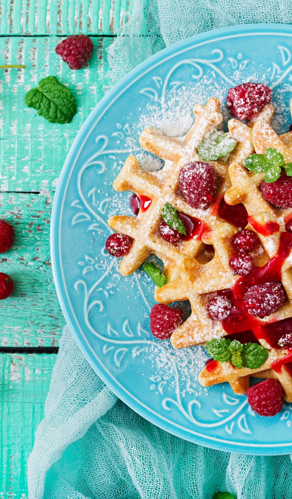 Аппетитные вафли с малиной, красной смородиной и джемом 