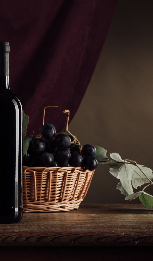 Бочка с вином на столе с виноградом 