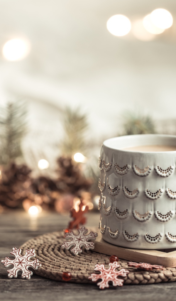 Красивая белая чашка какая на столе с подарком