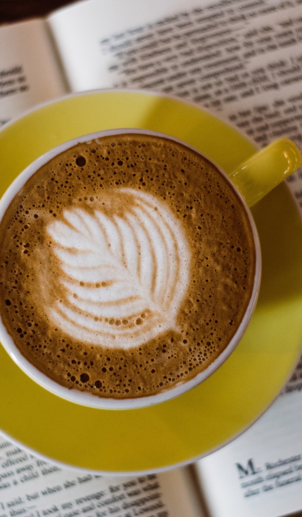 Чашка кофе стоит на книге  