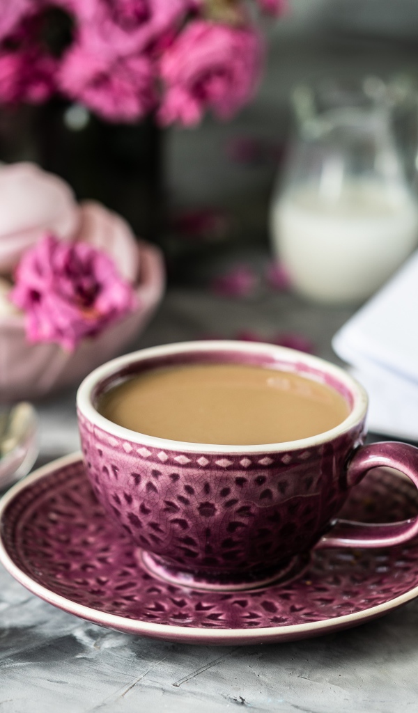 Чашка какая на столе с зефиром и цветами