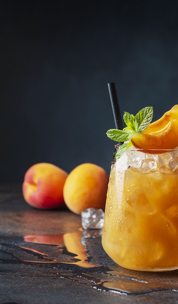 Стакан абрикосового сока со льдом в стакане 