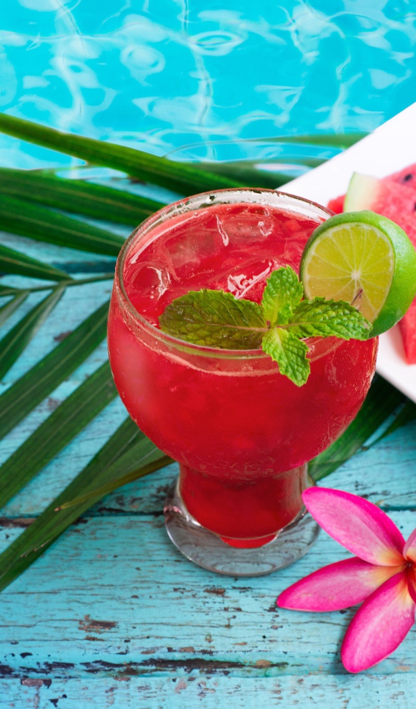 Стакан арбузного мохито у воды