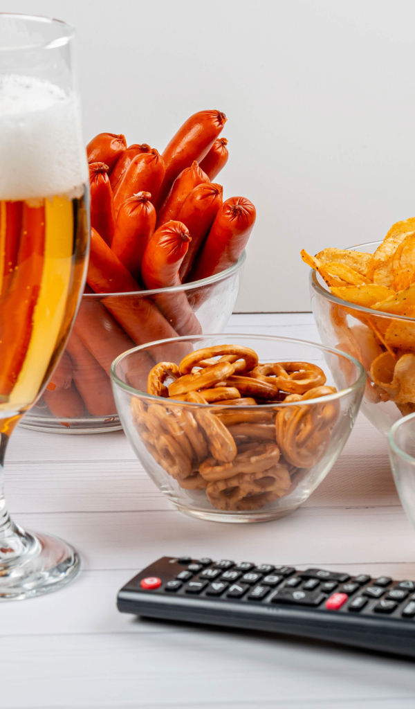 Пиво с закуской на столе  с пультом 