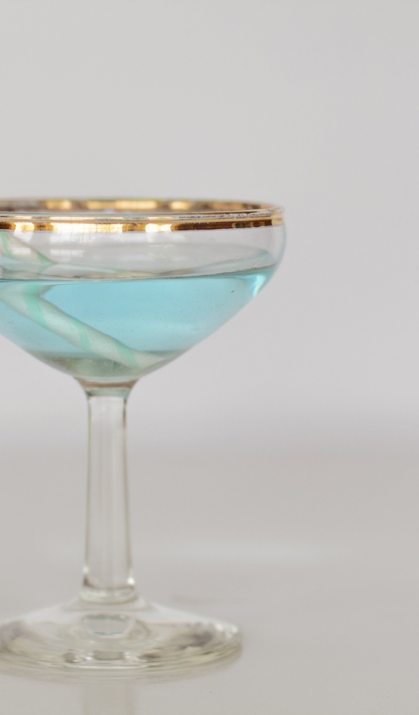 Голубой коктейль в бокале с трубочкой