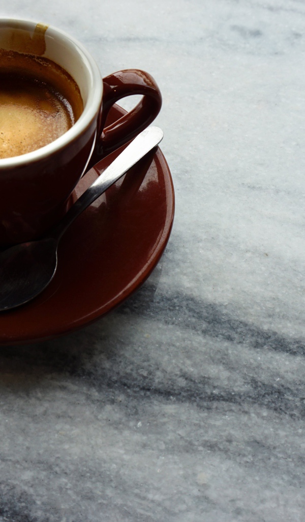 Коричневая чашка горячего кофе на столе 