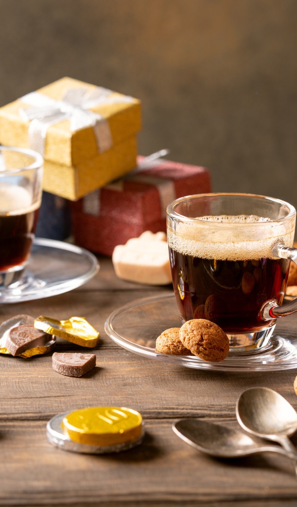 Кофе на столе с печеньем и подарками