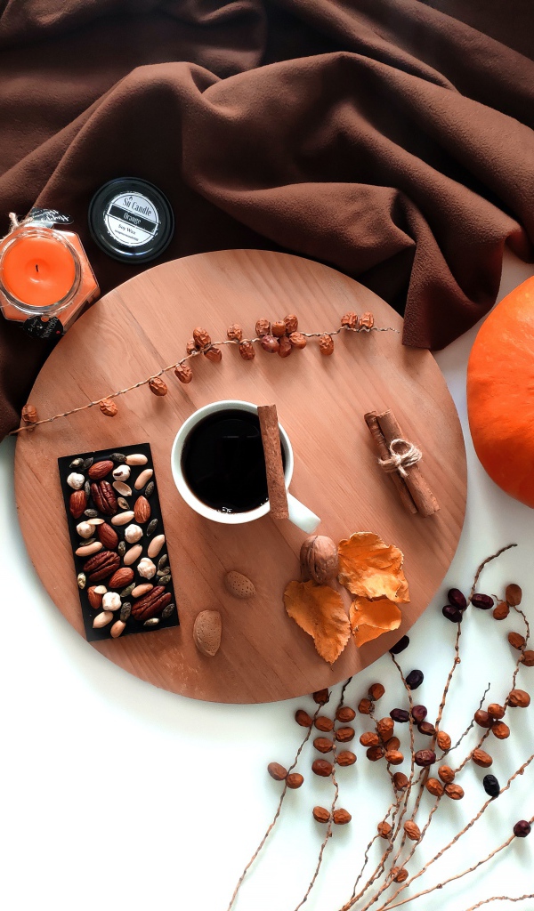 Кофе с шоколадом на белом фоне с тыквой 