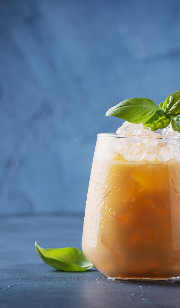 Холодный напиток со льдом в стакане 