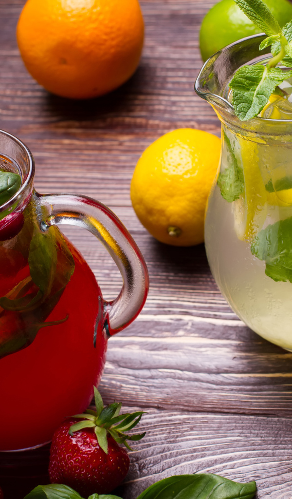 Холодный клубничный и лимонный мохито на столе с имбирем и цитрусовыми