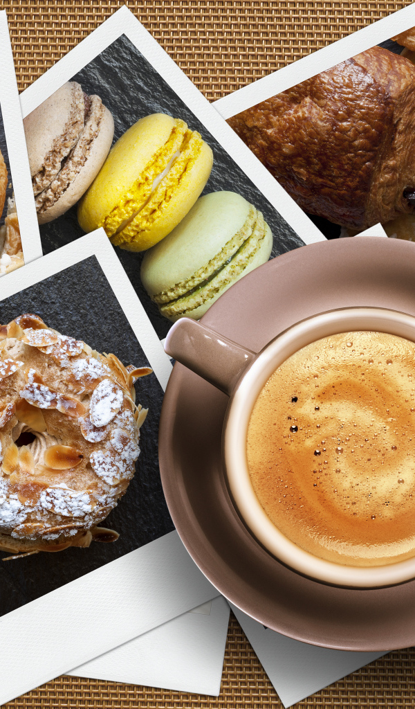 Чашка капучино на столе с фото десертов