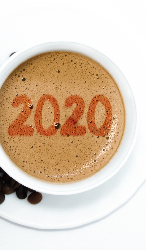 Чашка кофе в руке на белом столе с зернами