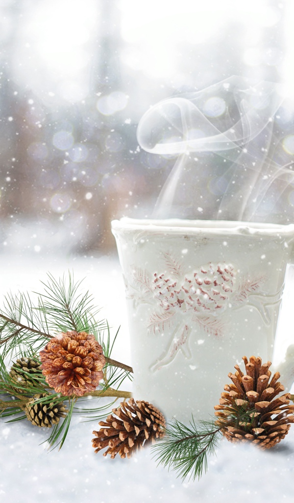 Чашка горячего кофе на снегу с сосновой веткой 