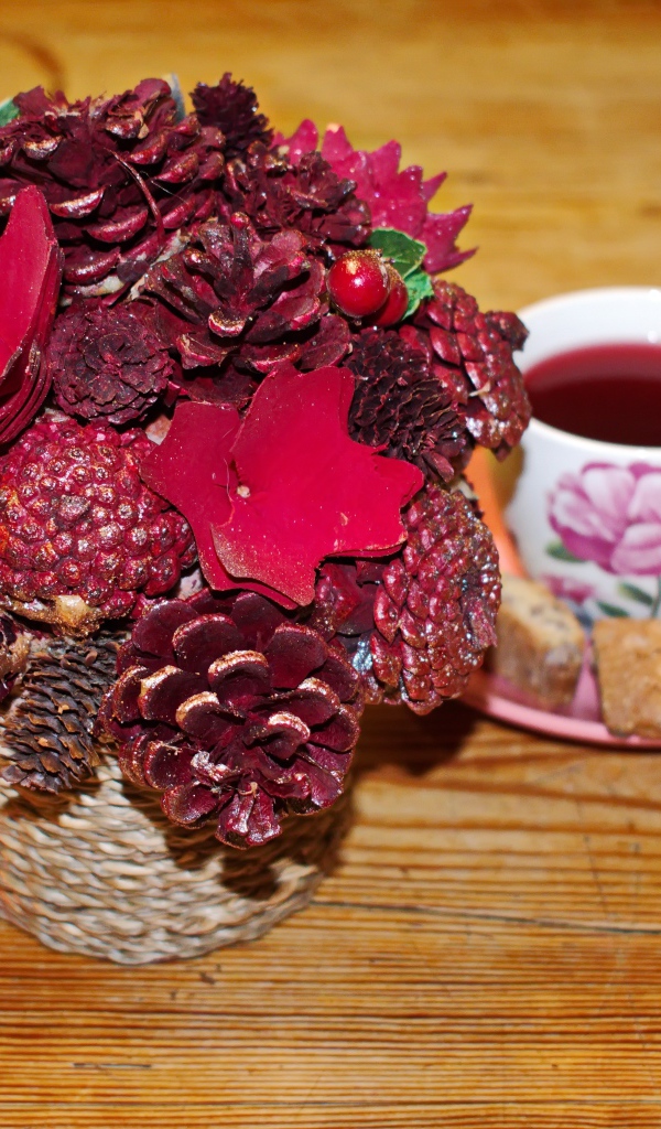 Чашка чая на столе с декором и свечой