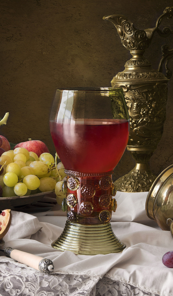 Кубок с вином на столе с фруктами