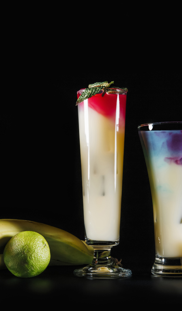 Вкусные тропические коктейли на черном фоне с фруктами