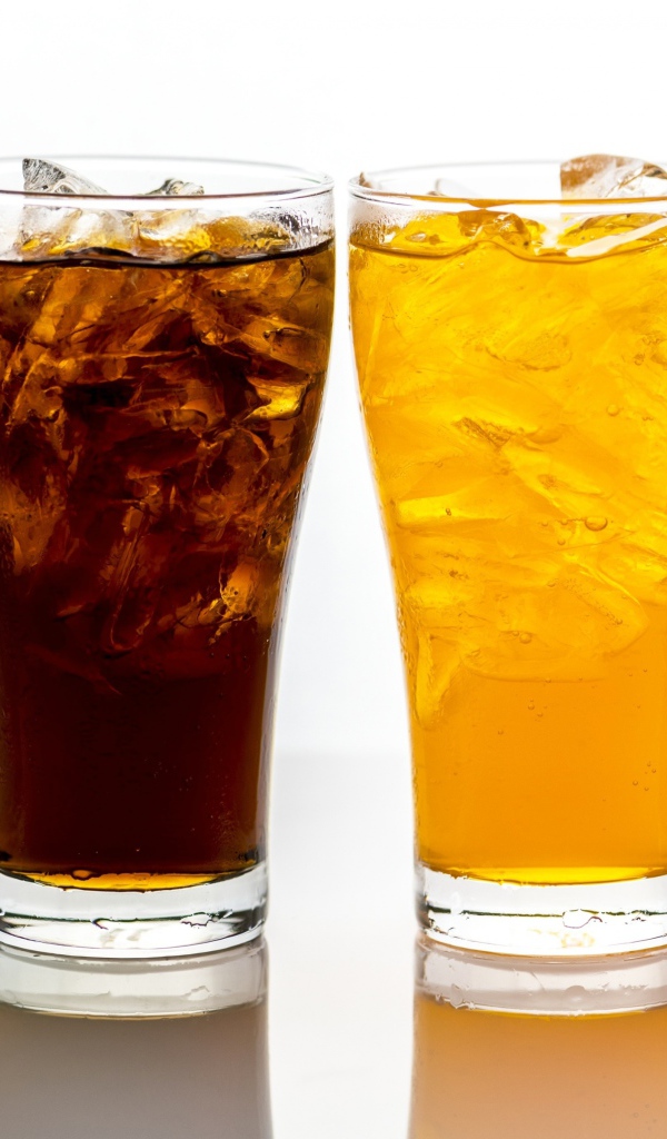 Четыре стакана с напитками на белом фоне