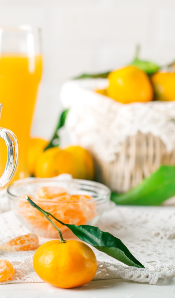 Свежий сок на столе со свежими мандаринами