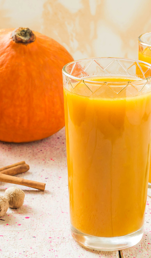 Свежевыжатый сок в стаканах на столе с фруктами